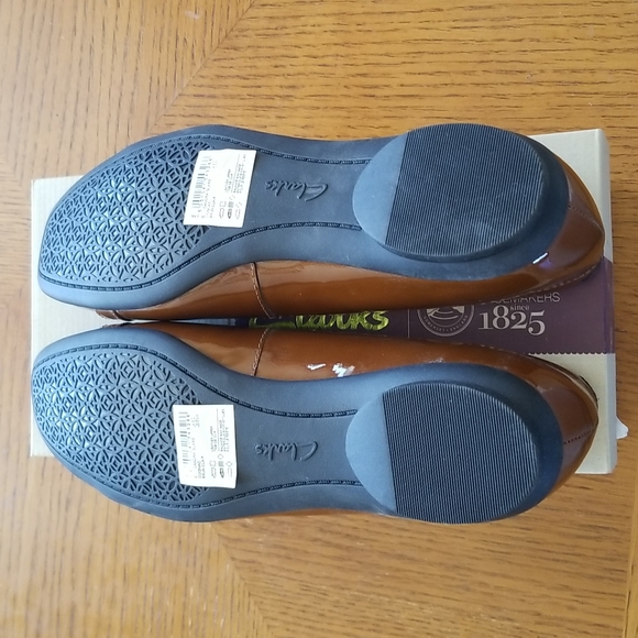 Clarks Patent Leather Ladies Flats - Picture 4 of 6
